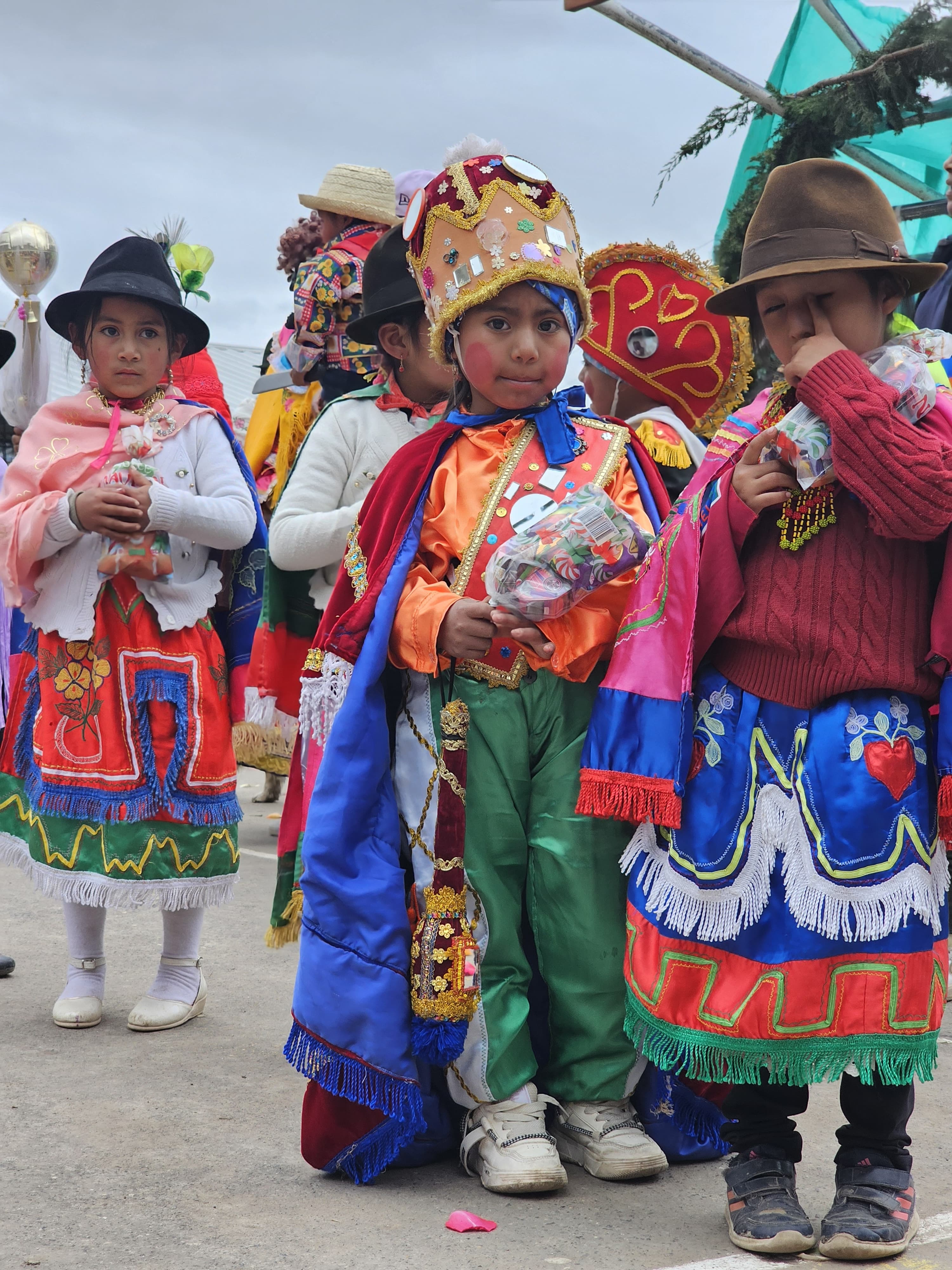 Niños en trajes tradicionales ecuatorianos