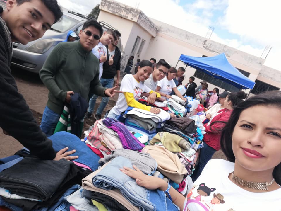 Distribución de donaciones de ropa a la comunidad