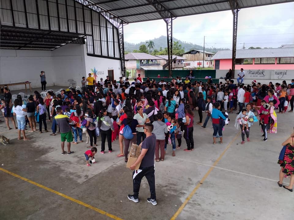 Evento comunitario con familias y niños