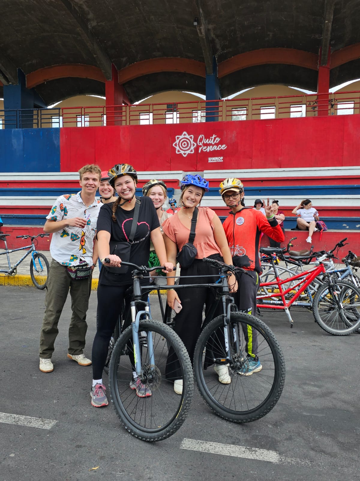 Grupo de ciclismo en actividad comunitaria en Quito