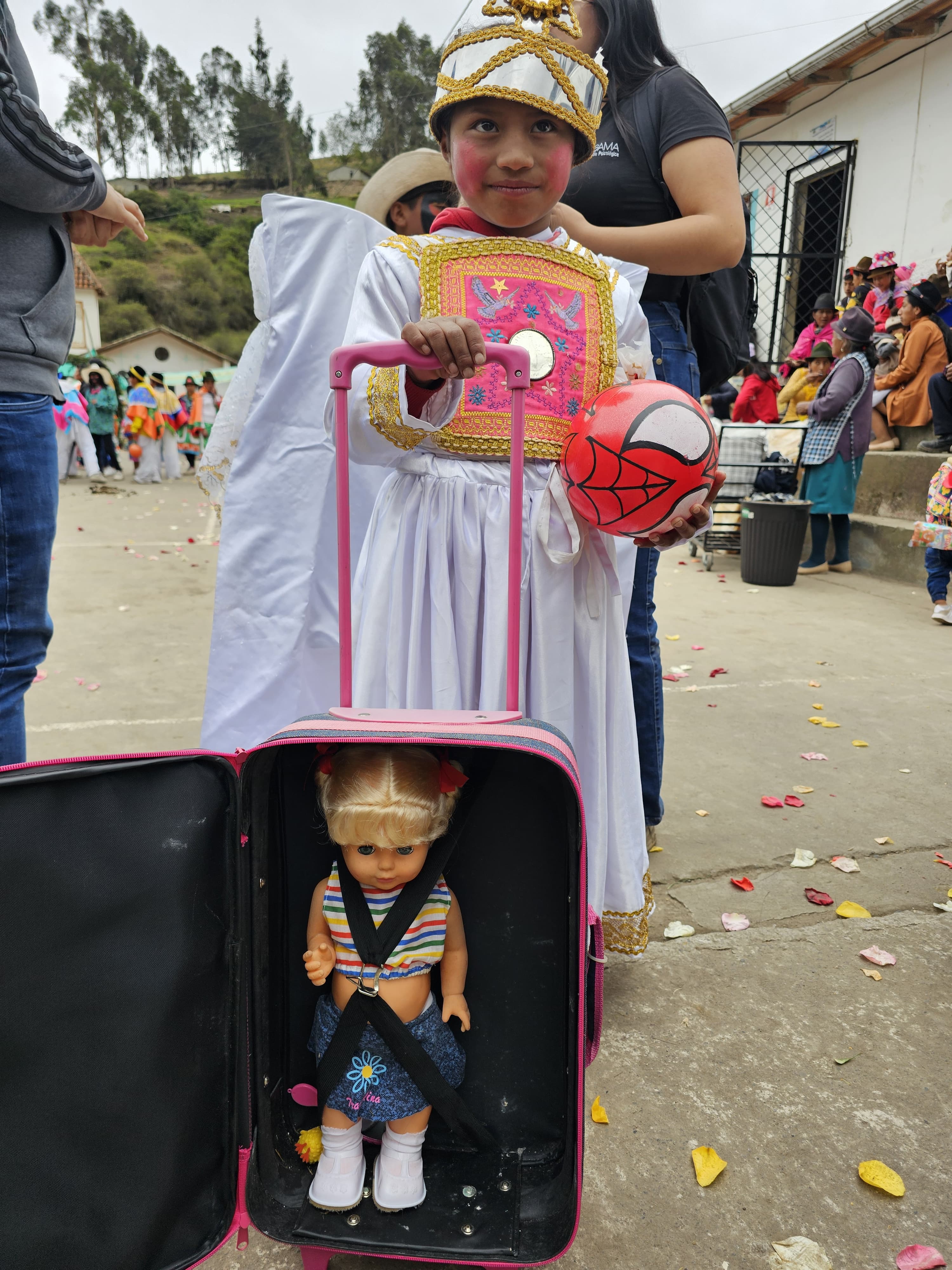 Niña en traje tradicional durante evento de donación