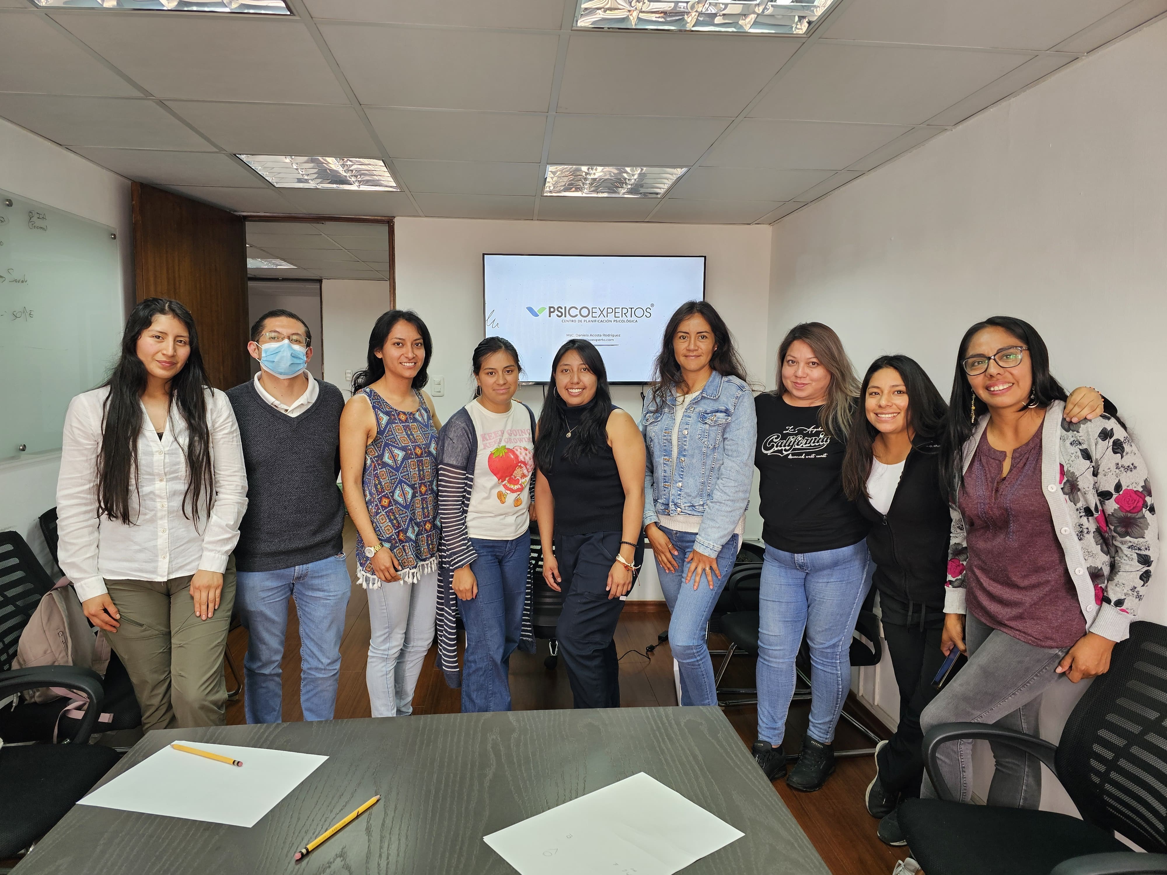 Equipo profesional de PsicoExpertos en sesión de capacitación
