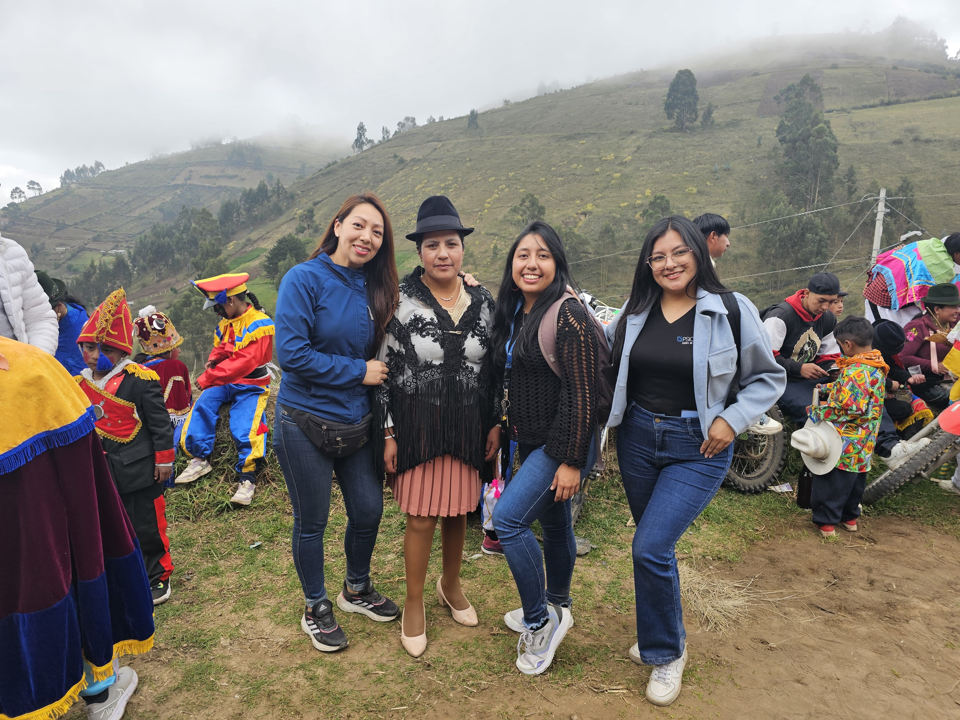 Equipo de PsicoExpertos en evento cultural en las montañas