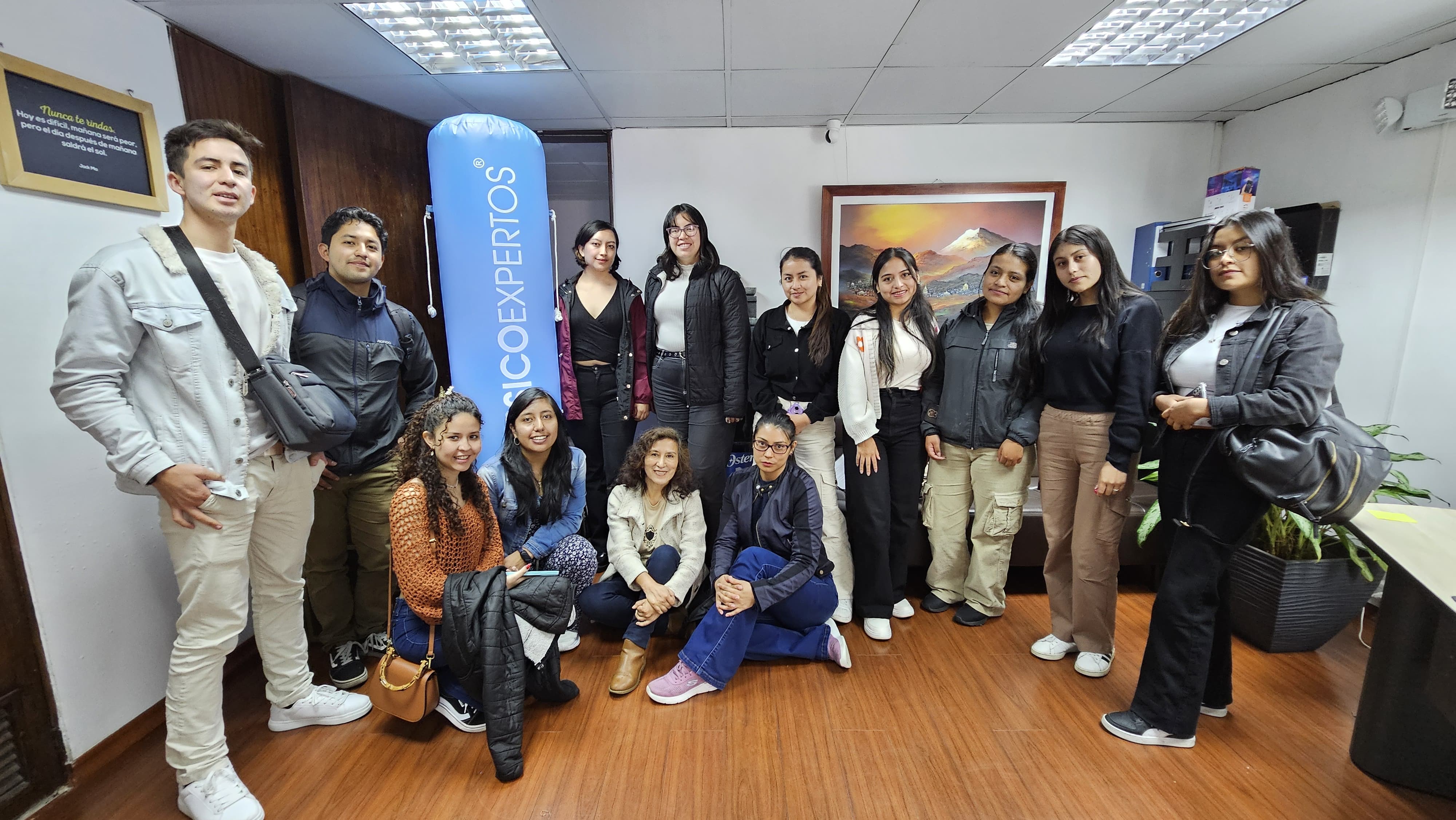 Equipo PsicoExpertos en oficina